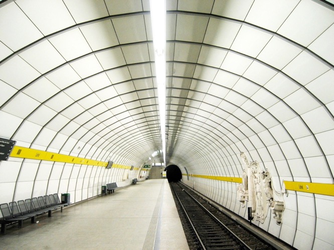 https://commons.wikimedia.org/wiki/File:Munich_subway_Lehel.jpg